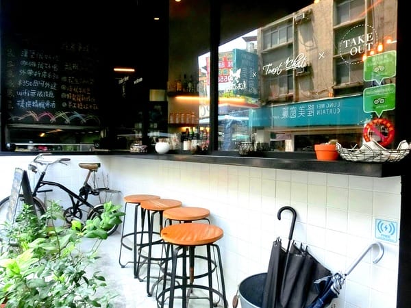 TAKE OUT burger & cafe:TAKE OUT 美式餐廳