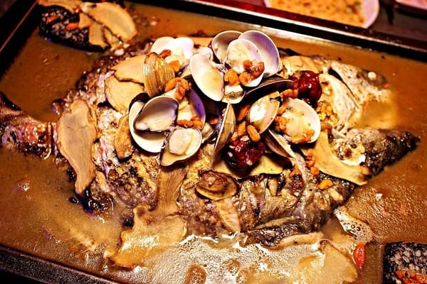 水貨 烤魚火鍋(新莊店):【水貨。新莊店】炭火烤魚。重慶手撕一隻雞。人氣排隊美食