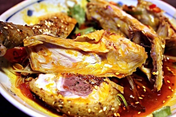 水貨 烤魚火鍋(新莊店):【水貨。新莊店】炭火烤魚。重慶手撕一隻雞。人氣排隊美食