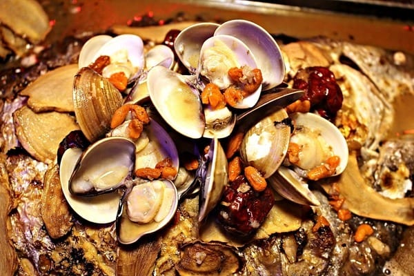 水貨 烤魚火鍋(新莊店):【水貨。新莊店】炭火烤魚。重慶手撕一隻雞。人氣排隊美食