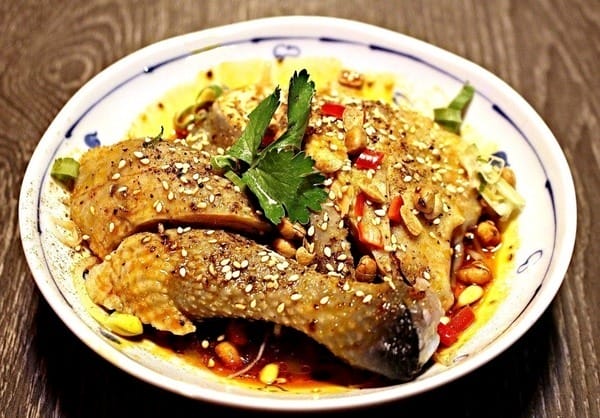 水貨 烤魚火鍋(新莊店):【水貨。新莊店】炭火烤魚。重慶手撕一隻雞。人氣排隊美食