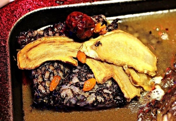 水貨 烤魚火鍋(新莊店):【水貨。新莊店】炭火烤魚。重慶手撕一隻雞。人氣排隊美食