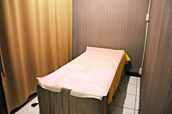 【松足養生館 康定店】全身按摩腳底按摩修腳皮。台北西門町三味食堂。鮭魚生魚片握壽司