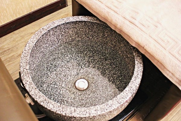 【松足養生館 康定店】全身按摩腳底按摩修腳皮。台北西門町三味食堂。鮭魚生魚片握壽司