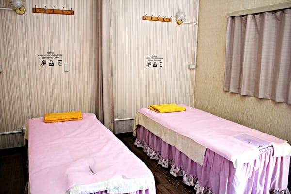 【松足養生館 康定店】全身按摩腳底按摩修腳皮。台北西門町三味食堂。鮭魚生魚片握壽司