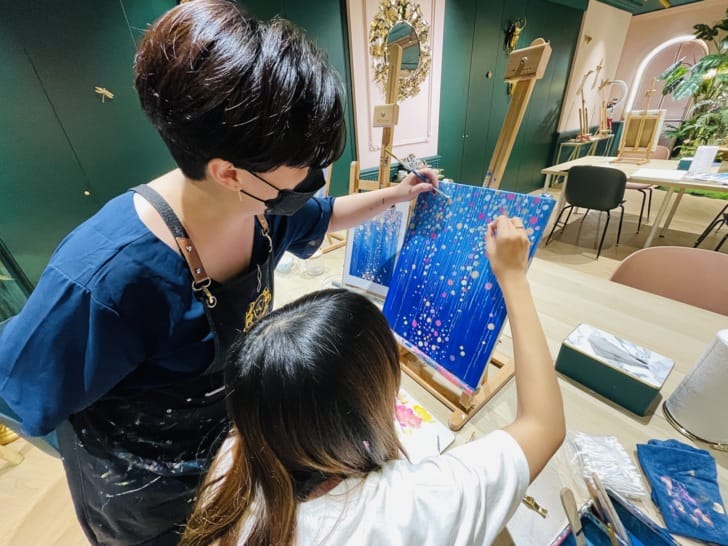 【莎夏畫室Sasha’s Wonderland】壓克力畫零基礎畫室有適合新手的迷你班教學網美激推景點台北最美畫室