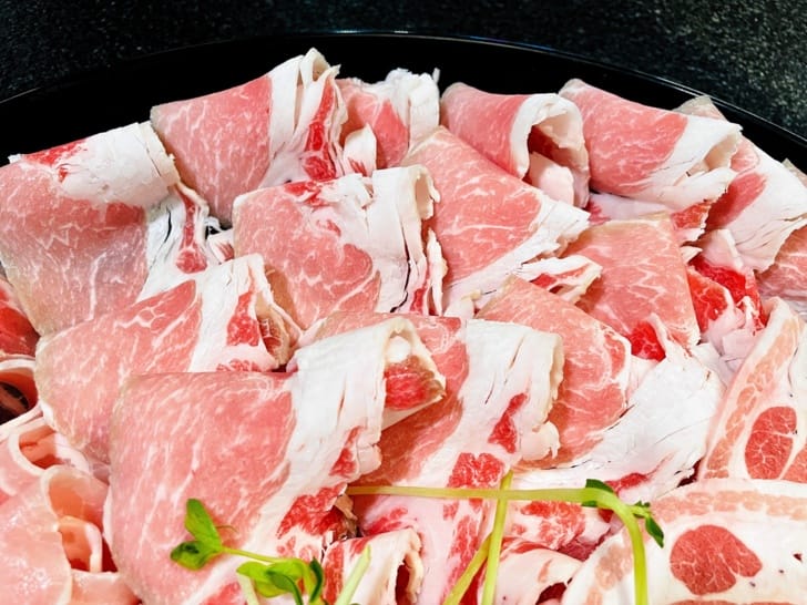 【肉多多火鍋。松山健康店】最歡樂最大火鍋集團火鍋迷必吃名店宵夜吃鍋首選樂多多集團大份量肉盤好滿足!