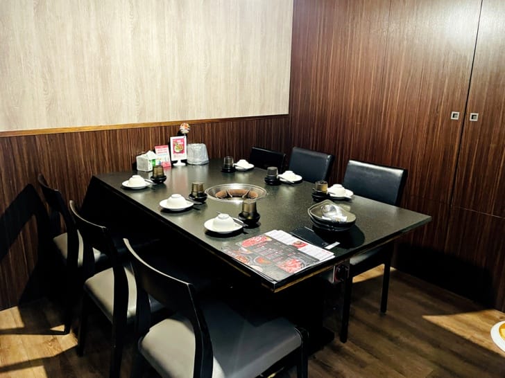 【肉多多火鍋。松山健康店】最歡樂最大火鍋集團火鍋迷必吃名店宵夜吃鍋首選樂多多集團大份量肉盤好滿足!