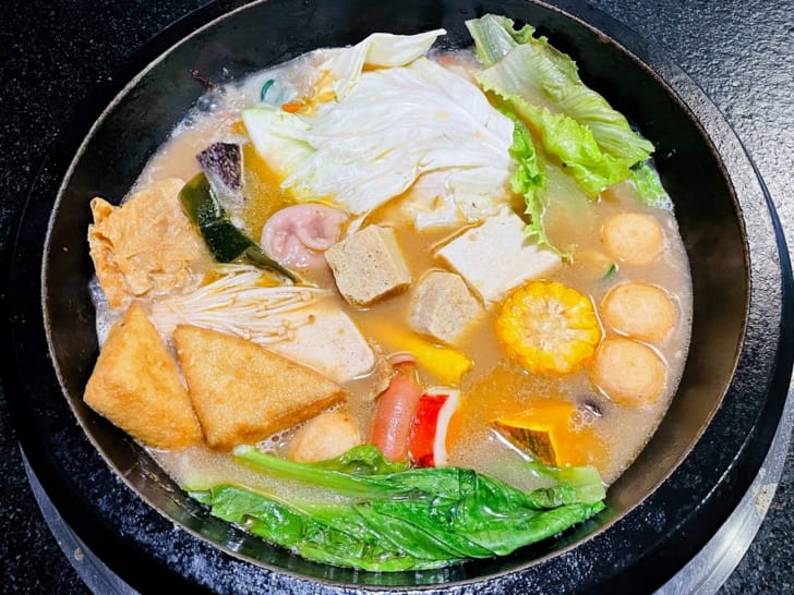 【肉多多火鍋。松山健康店】最歡樂最大火鍋集團火鍋迷必吃名店宵夜吃鍋首選樂多多集團大份量肉盤好滿足!