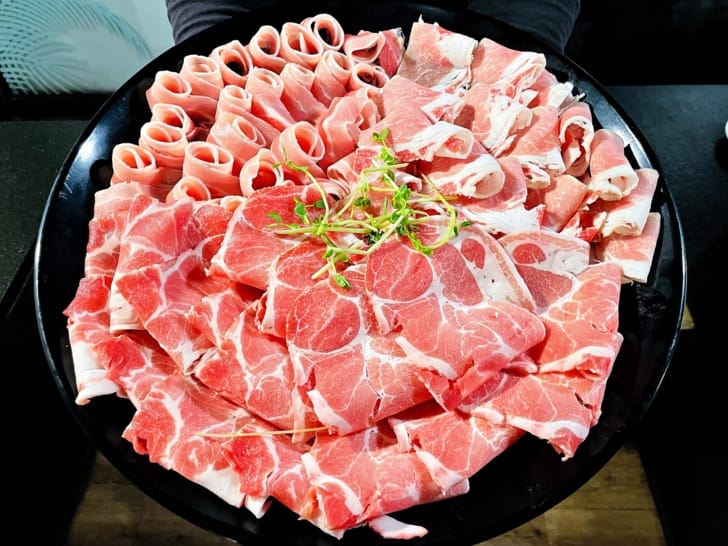 【肉多多火鍋。松山健康店】最歡樂最大火鍋集團火鍋迷必吃名店宵夜吃鍋首選樂多多集團大份量肉盤好滿足!