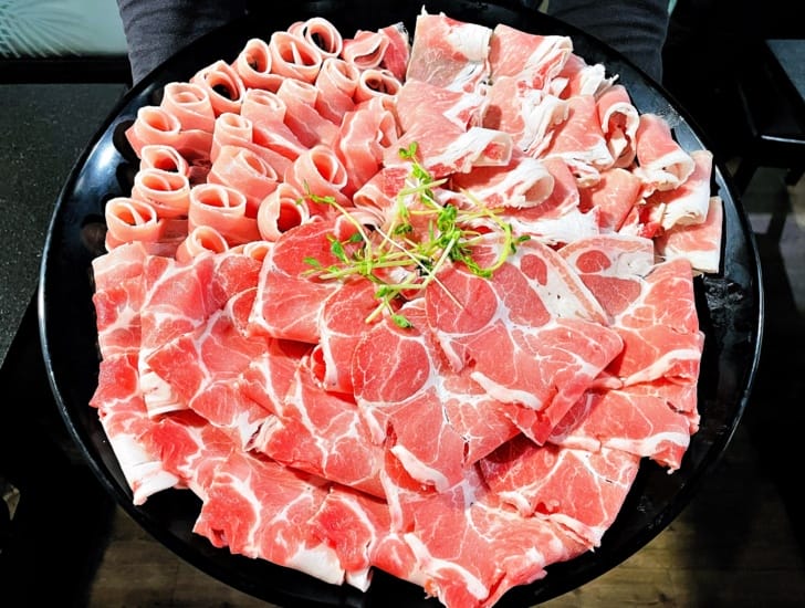 【肉多多火鍋。松山健康店】最歡樂最大火鍋集團火鍋迷必吃名店宵夜吃鍋首選樂多多集團大份量肉盤好滿足!