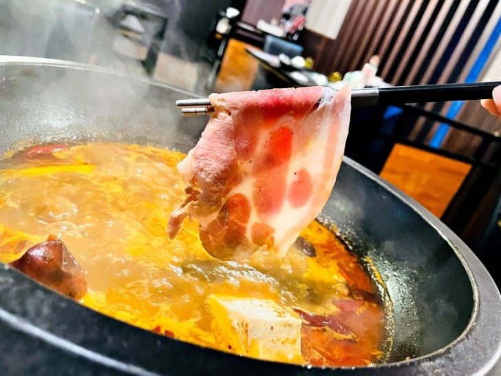 【肉多多火鍋。松山健康店】最歡樂最大火鍋集團火鍋迷必吃名店宵夜吃鍋首選樂多多集團大份量肉盤好滿足!