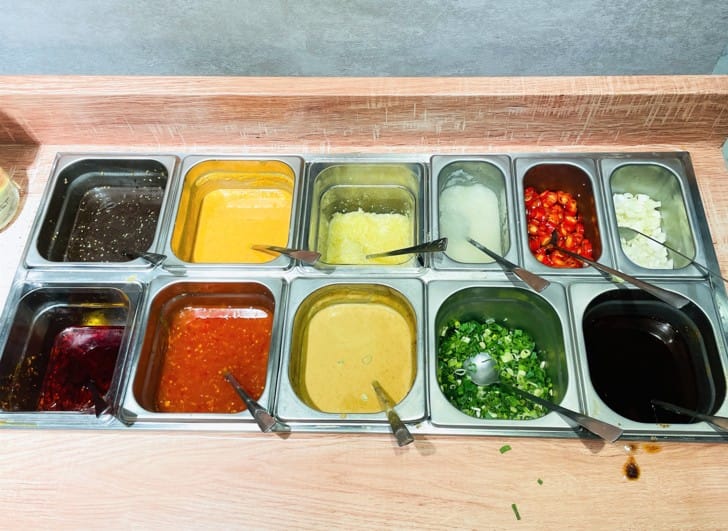 【肉多多火鍋。桃園春日店】火鍋第一品牌排隊宵夜名店火鍋迷必吃名店巨無霸肉量好過癮樂多多集團超夯火鍋