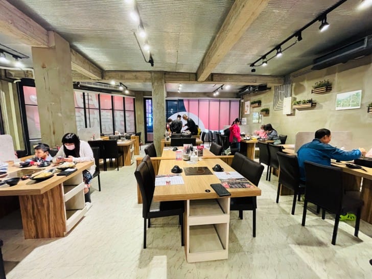 【肉多多火鍋。桃園春日店】火鍋第一品牌排隊宵夜名店火鍋迷必吃名店巨無霸肉量好過癮樂多多集團超夯火鍋