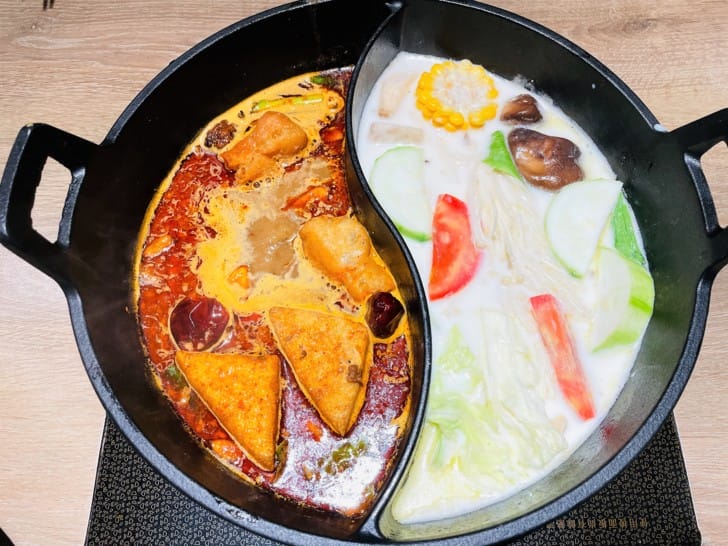 【肉多多火鍋。桃園春日店】火鍋第一品牌排隊宵夜名店火鍋迷必吃名店巨無霸肉量好過癮樂多多集團超夯火鍋