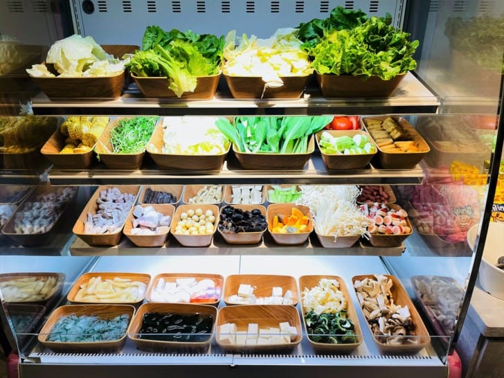 【肉多多火鍋。桃園春日店】火鍋第一品牌排隊宵夜名店火鍋迷必吃名店巨無霸肉量好過癮樂多多集團超夯火鍋