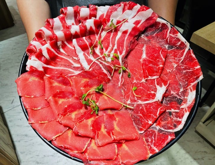 【肉多多火鍋。桃園春日店】火鍋第一品牌排隊宵夜名店火鍋迷必吃名店巨無霸肉量好過癮樂多多集團超夯火鍋