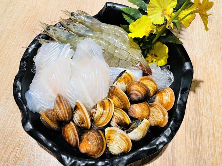 【肉多多火鍋。桃園春日店】火鍋第一品牌排隊宵夜名店火鍋迷必吃名店巨無霸肉量好過癮樂多多集團超夯火鍋