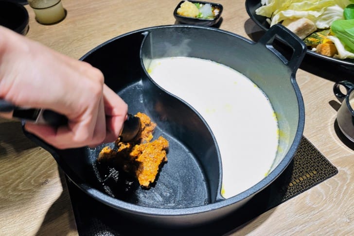 【肉多多火鍋。桃園春日店】火鍋第一品牌排隊宵夜名店火鍋迷必吃名店巨無霸肉量好過癮樂多多集團超夯火鍋