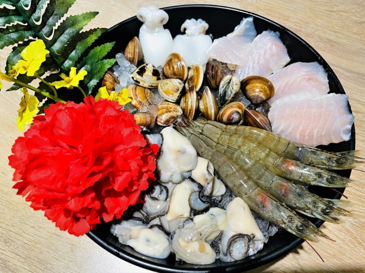 【肉多多火鍋。桃園春日店】火鍋第一品牌排隊宵夜名店火鍋迷必吃名店巨無霸肉量好過癮樂多多集團超夯火鍋