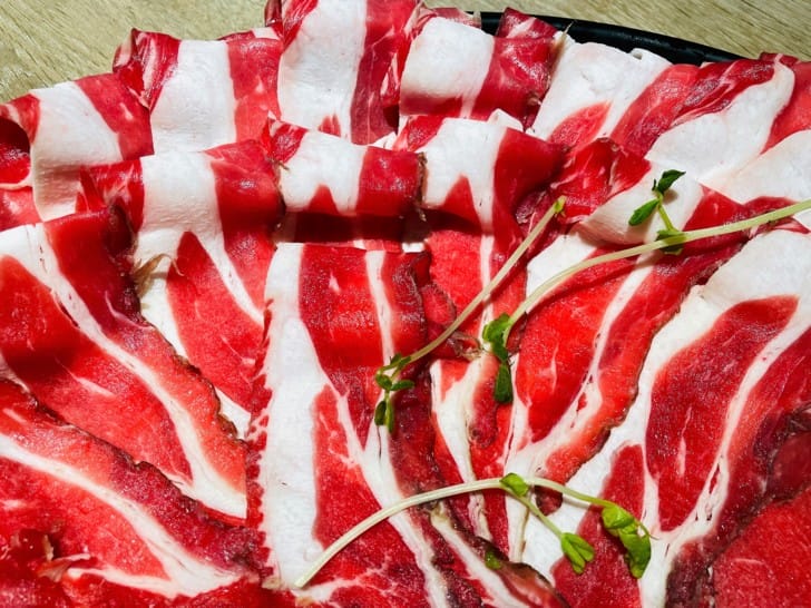 【肉多多火鍋。桃園春日店】火鍋第一品牌排隊宵夜名店火鍋迷必吃名店巨無霸肉量好過癮樂多多集團超夯火鍋