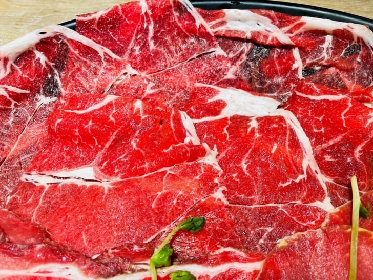 【肉多多火鍋。桃園春日店】火鍋第一品牌排隊宵夜名店火鍋迷必吃名店巨無霸肉量好過癮樂多多集團超夯火鍋