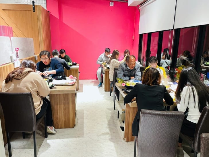 【肉多多火鍋。桃園春日店】火鍋第一品牌排隊宵夜名店火鍋迷必吃名店巨無霸肉量好過癮樂多多集團超夯火鍋