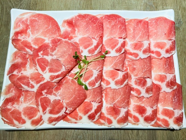 【肉多多火鍋。桃園春日店】火鍋第一品牌排隊宵夜名店火鍋迷必吃名店巨無霸肉量好過癮樂多多集團超夯火鍋