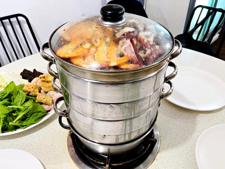 【二月牌沙茶爐】新莊溫體牛溫體豬巨大蒸籠海鮮塔新北新莊人氣汕頭火鍋