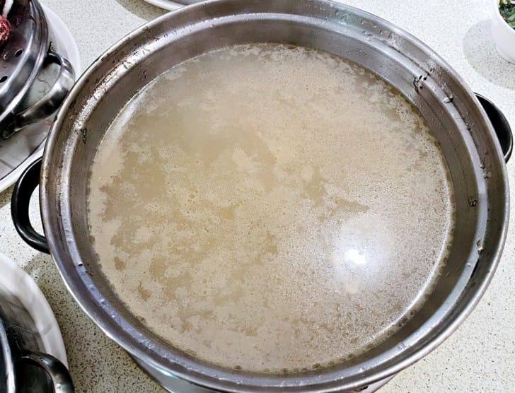 【二月牌沙茶爐】新莊溫體牛溫體豬巨大蒸籠海鮮塔新北新莊人氣汕頭火鍋