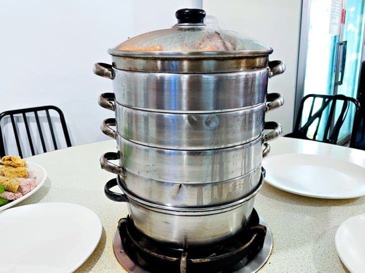 【二月牌沙茶爐】新莊溫體牛溫體豬巨大蒸籠海鮮塔新北新莊人氣汕頭火鍋