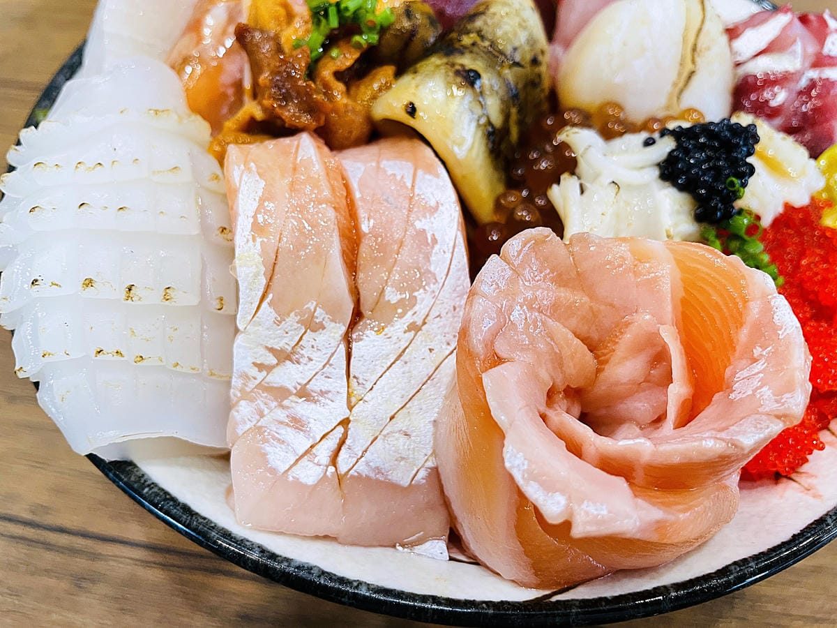 【封鮨食堂】超豪華生魚片海鮮丼重磅登場!新北板橋一定要吃的日本料理,超厚『生魚片』不怕你吃!