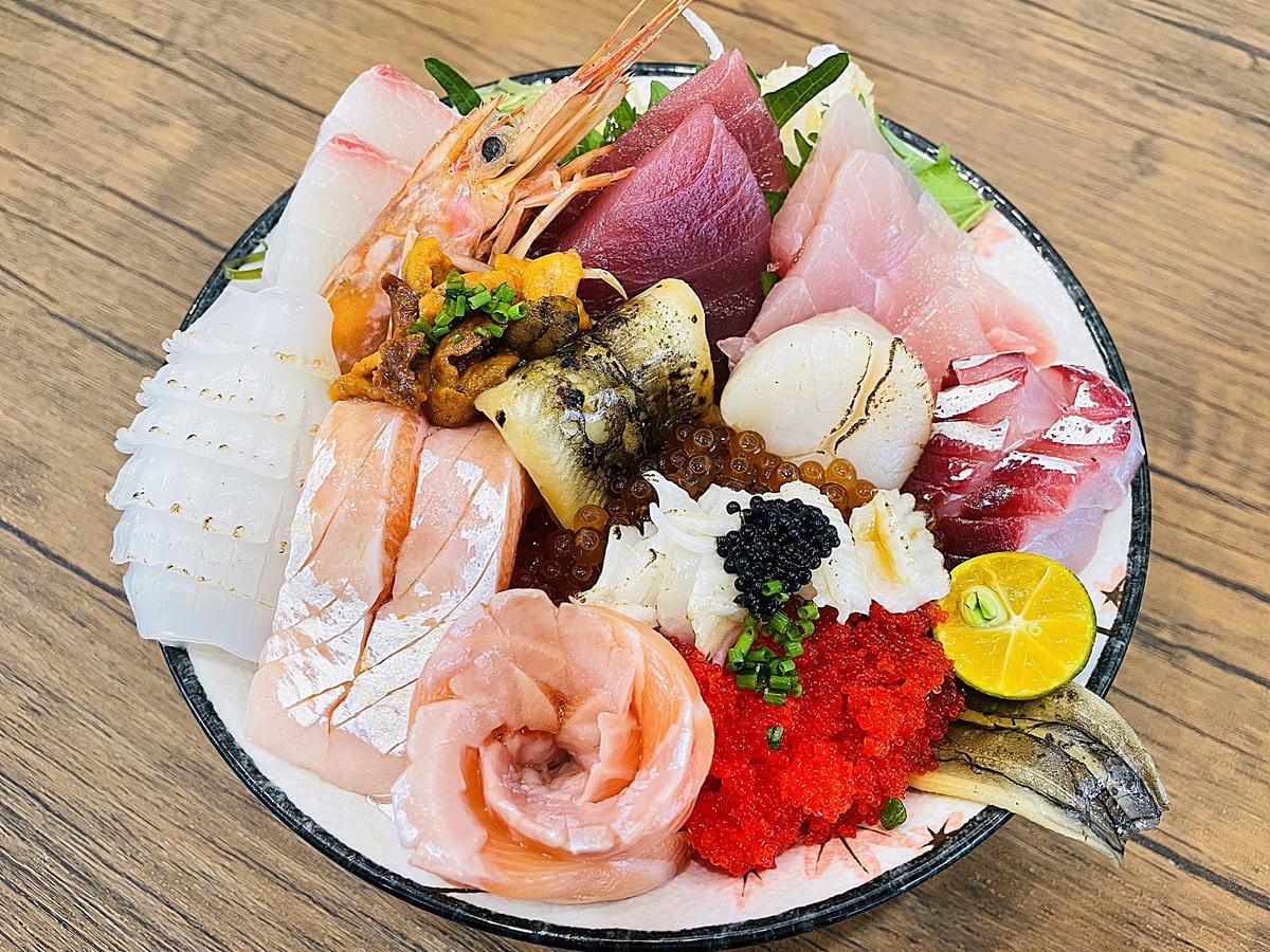 【封鮨食堂】超豪華生魚片海鮮丼重磅登場!新北板橋一定要吃的日本料理,超厚『生魚片』不怕你吃!