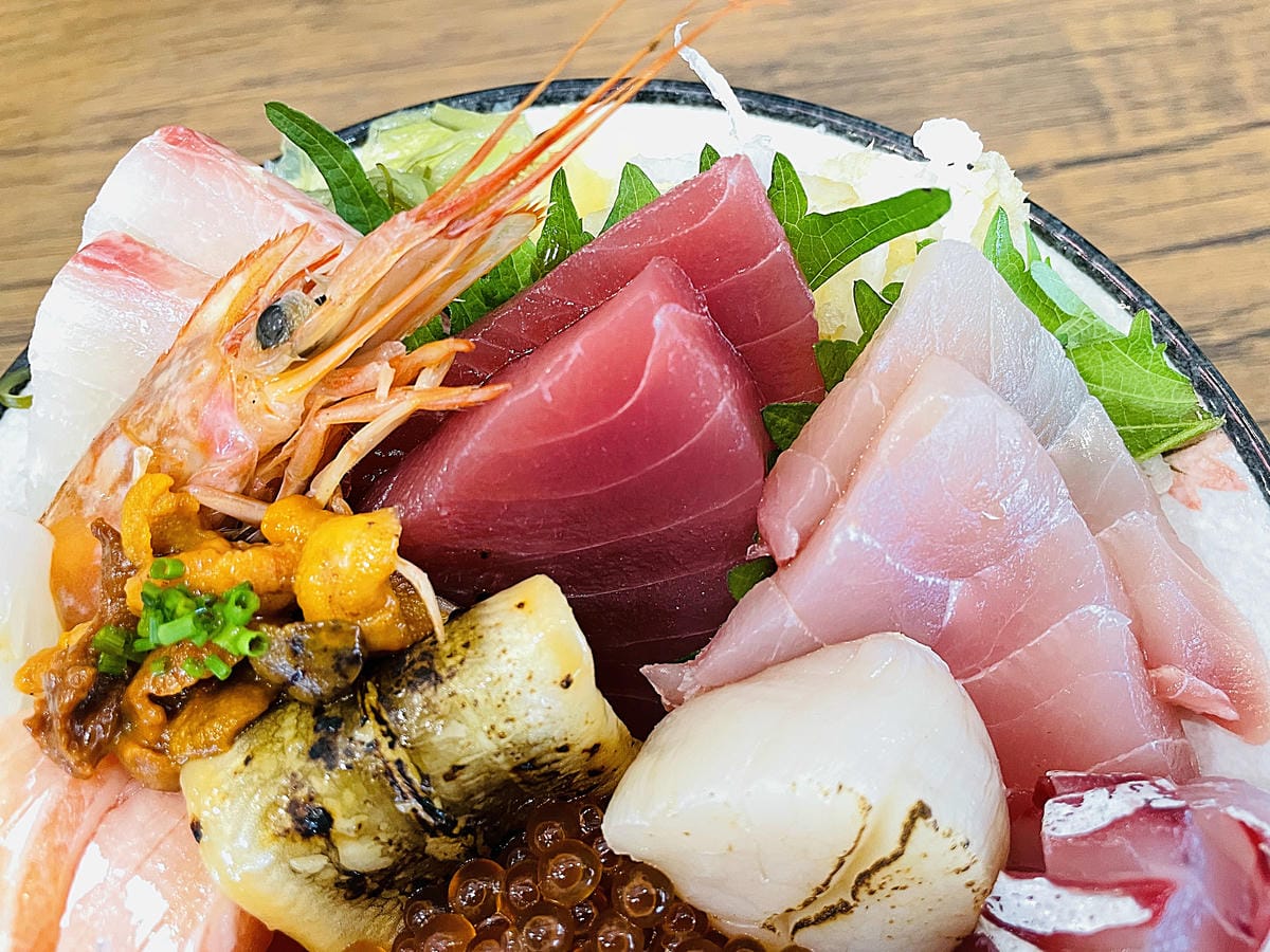 【封鮨食堂】超豪華生魚片海鮮丼重磅登場!新北板橋一定要吃的日本料理,超厚『生魚片』不怕你吃!