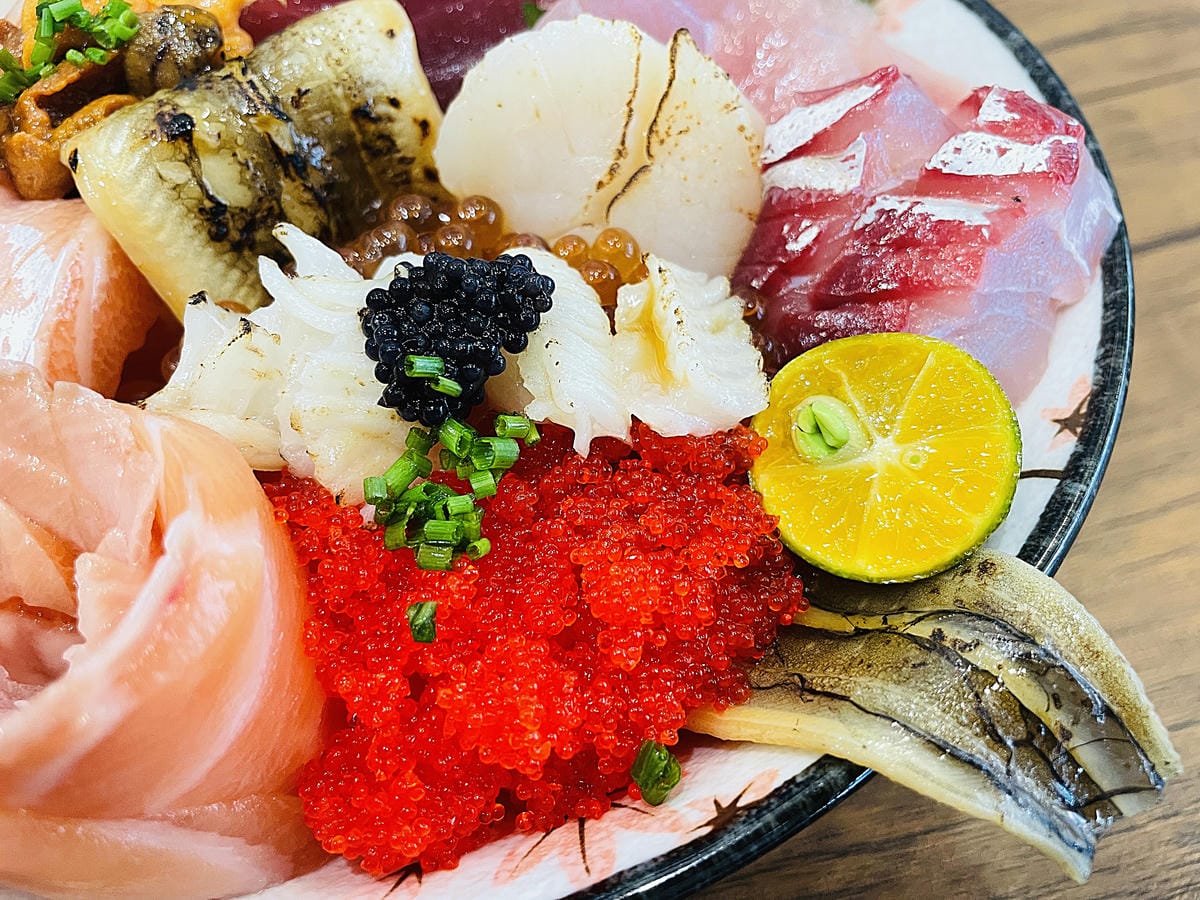 【封鮨食堂】超豪華生魚片海鮮丼重磅登場!新北板橋一定要吃的日本料理,超厚『生魚片』不怕你吃!