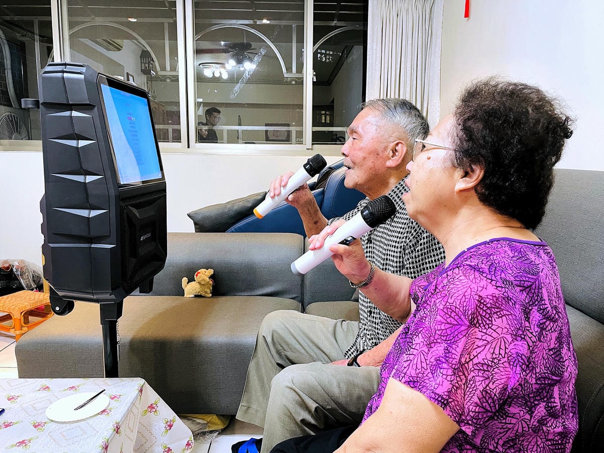 【SANSUI山水】15吋觸控螢幕拉桿式行動KTV(SKTV-T888)『歌神』看過來!家中一秒變KTV包廂唱歌嗨到爆!派對超夯K歌神器,海量歌單唱不完!