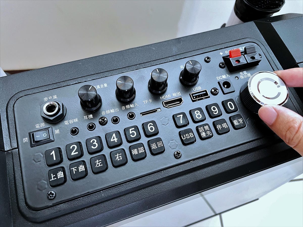 【SANSUI山水】15吋觸控螢幕拉桿式行動KTV(SKTV-T888)『歌神』看過來!家中一秒變KTV包廂唱歌嗨到爆!派對超夯K歌神器,海量歌單唱不完!