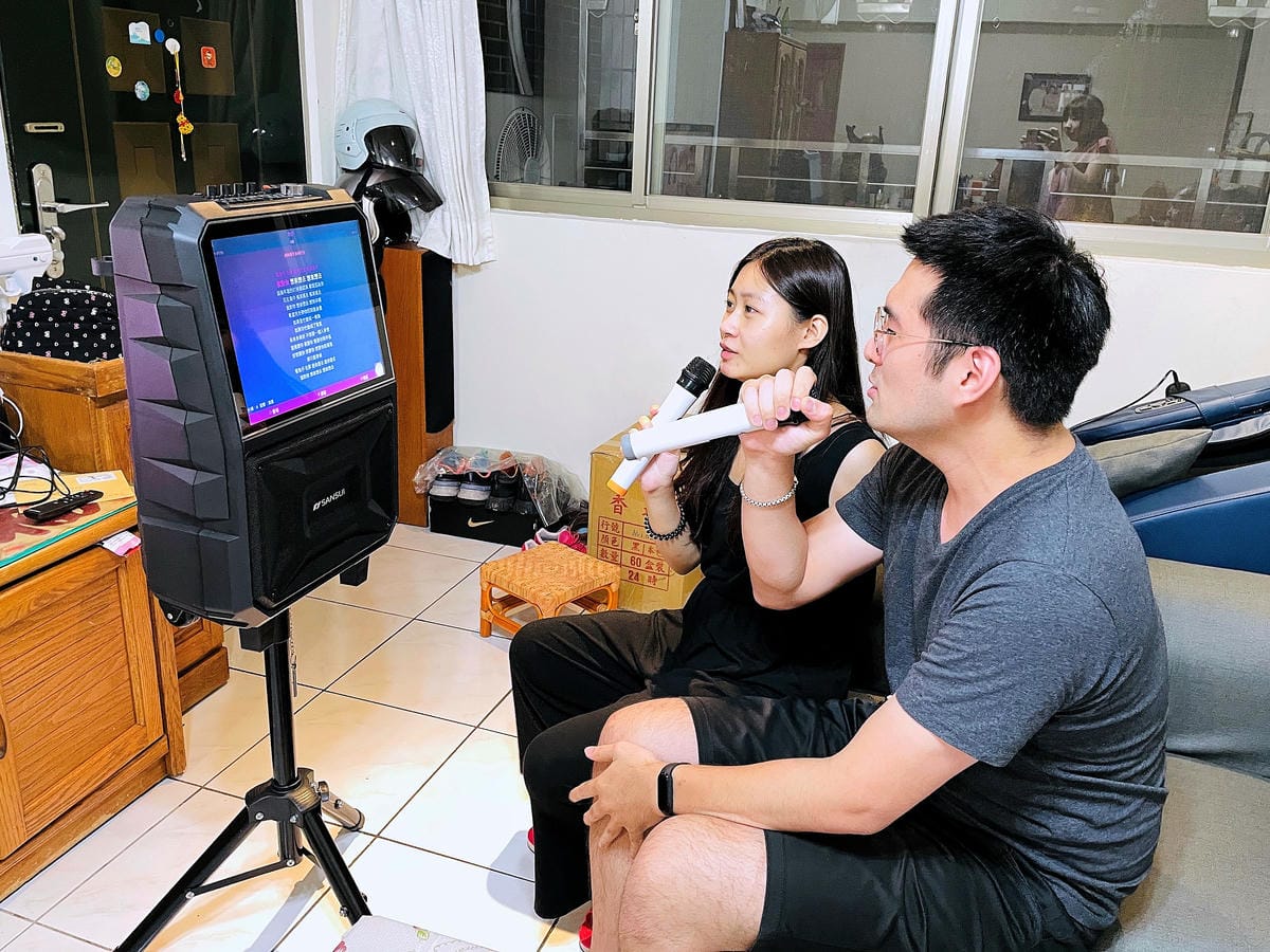 【SANSUI山水】15吋觸控螢幕拉桿式行動KTV(SKTV-T888)『歌神』看過來!家中一秒變KTV包廂唱歌嗨到爆!派對超夯K歌神器,海量歌單唱不完!