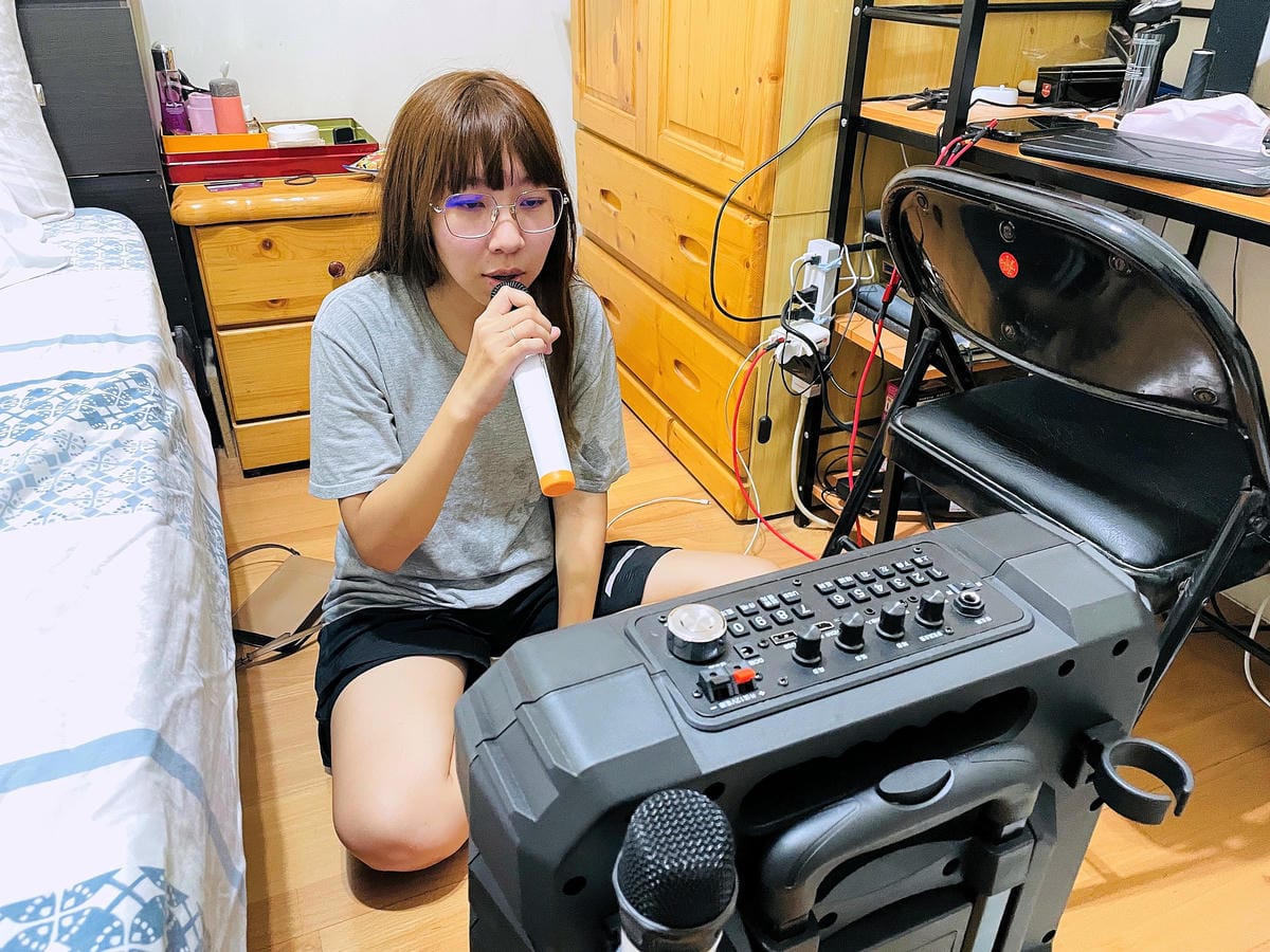 【SANSUI山水】15吋觸控螢幕拉桿式行動KTV(SKTV-T888)『歌神』看過來!家中一秒變KTV包廂唱歌嗨到爆!派對超夯K歌神器,海量歌單唱不完!