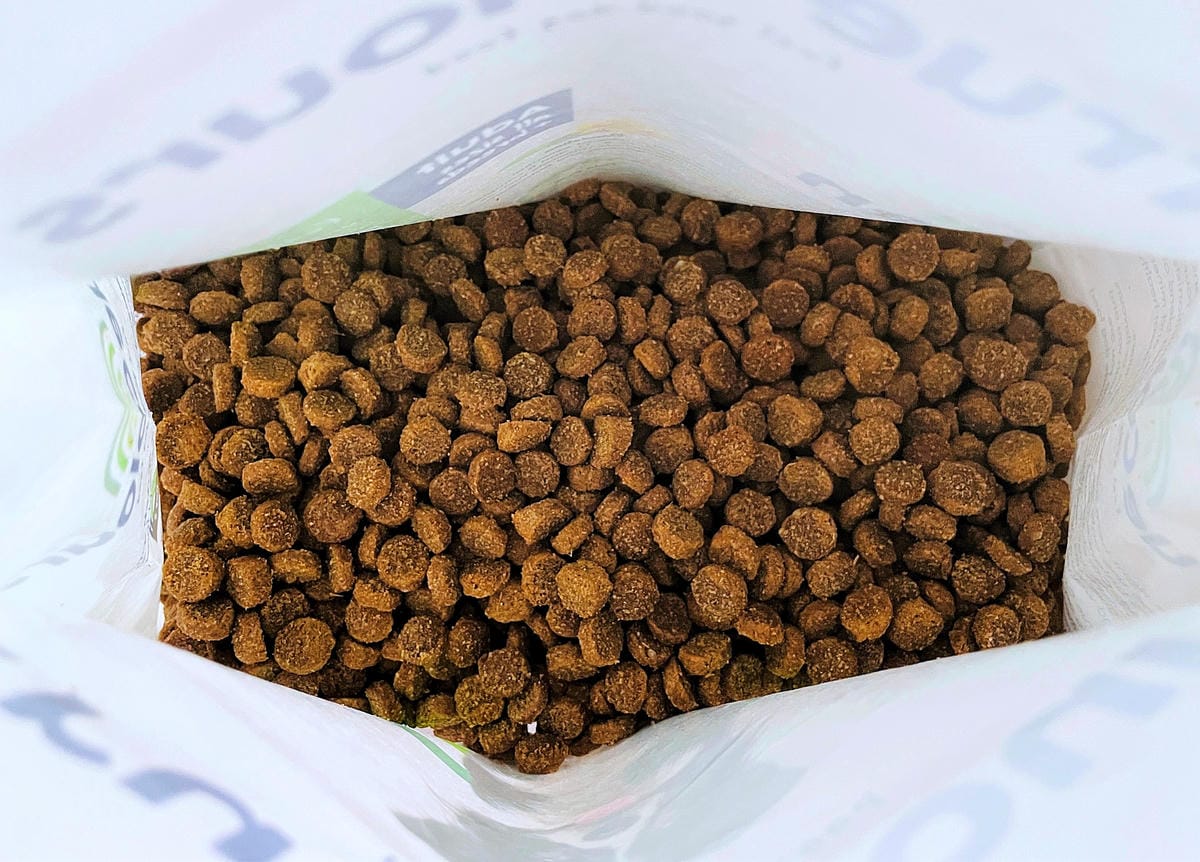 【初卡樂True Colours】狗飼料推薦!『澳洲羔羊糙米』、『澳洲嫩雞糙米』,來自澳洲的健康營養配方小臘腸咪咪愛吃的美味狗糧!