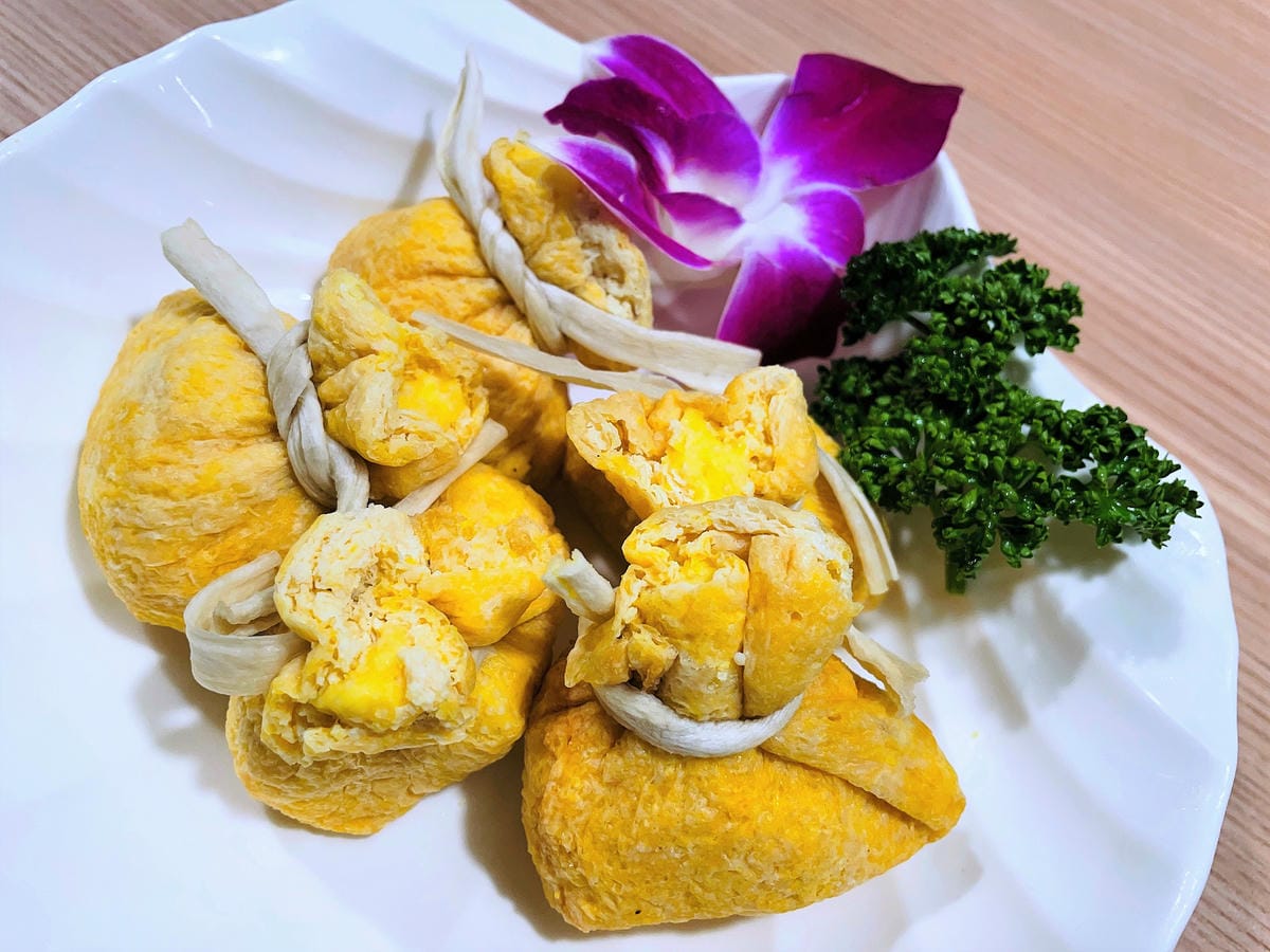 【追樂泰式火鍋 板橋重慶店】火鍋第一品牌-最狂排隊名店,湯頭『泰』正點了!最強「祕式泰式冬陰功」酸爽甘甜「椰子雞」水嫩椰肉讓人驚喜!