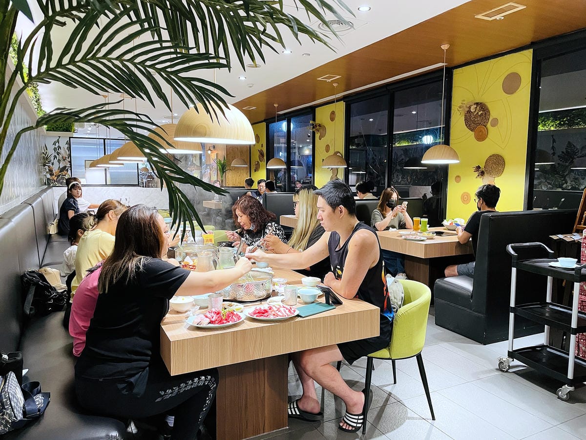 【追樂泰式火鍋 板橋重慶店】火鍋第一品牌-最狂排隊名店,湯頭『泰』正點了!最強「祕式泰式冬陰功」酸爽甘甜「椰子雞」水嫩椰肉讓人驚喜!