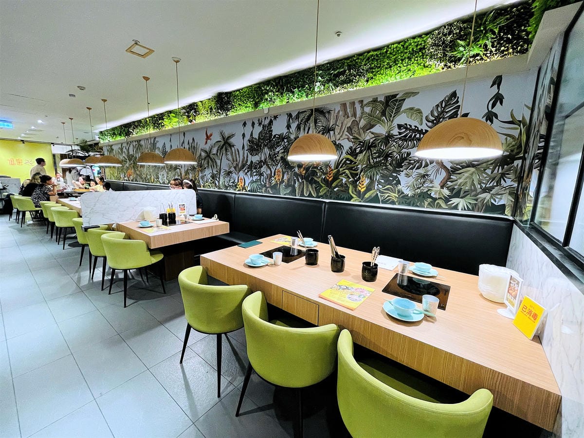 【追樂泰式火鍋 板橋重慶店】火鍋第一品牌-最狂排隊名店,湯頭『泰』正點了!最強「祕式泰式冬陰功」酸爽甘甜「椰子雞」水嫩椰肉讓人驚喜!