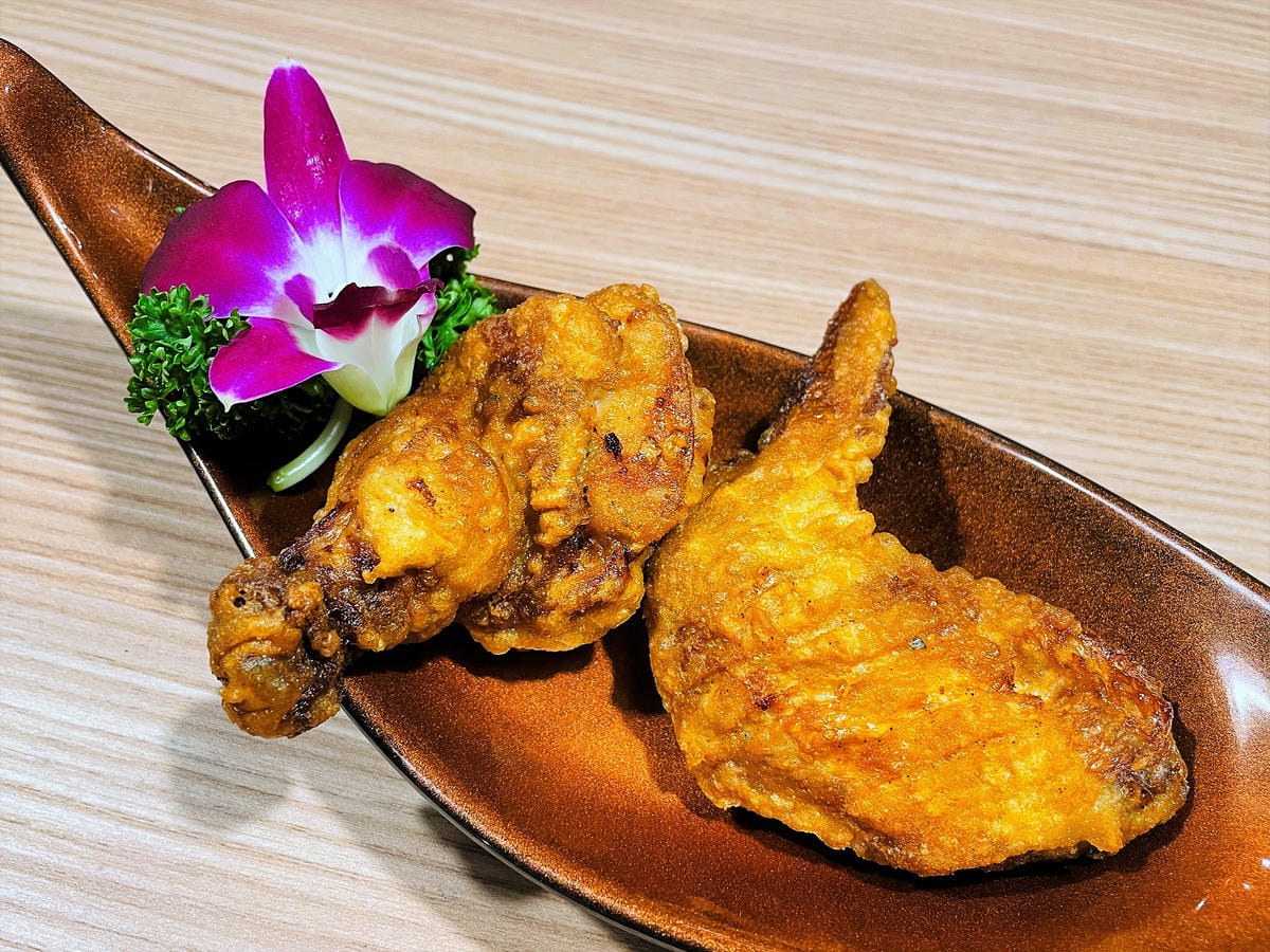 【追樂泰式火鍋 板橋重慶店】火鍋第一品牌-最狂排隊名店,湯頭『泰』正點了!最強「祕式泰式冬陰功」酸爽甘甜「椰子雞」水嫩椰肉讓人驚喜!