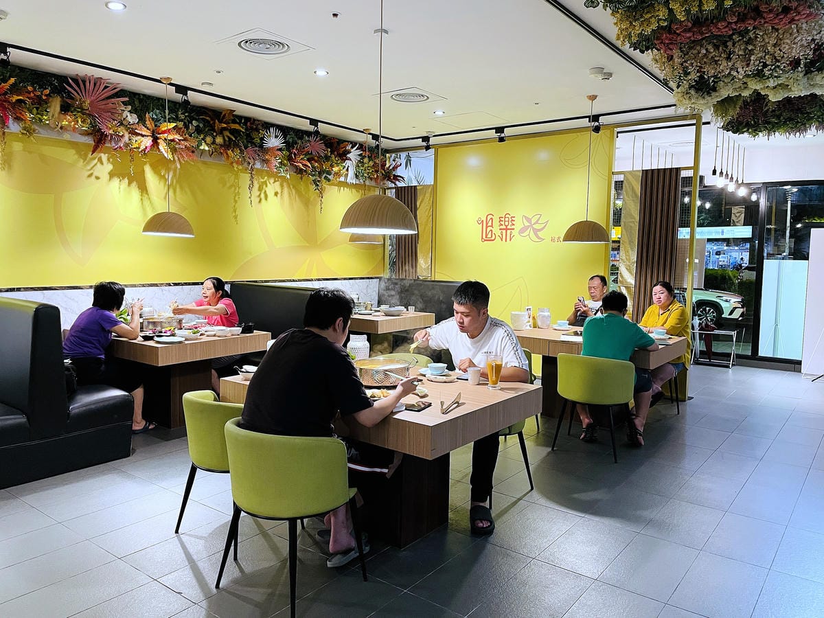 【追樂泰式火鍋 板橋重慶店】火鍋第一品牌-最狂排隊名店,湯頭『泰』正點了!最強「祕式泰式冬陰功」酸爽甘甜「椰子雞」水嫩椰肉讓人驚喜!