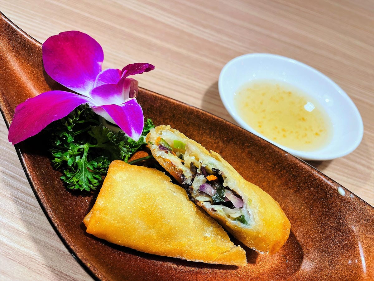 【追樂泰式火鍋 板橋重慶店】火鍋第一品牌-最狂排隊名店,湯頭『泰』正點了!最強「祕式泰式冬陰功」酸爽甘甜「椰子雞」水嫩椰肉讓人驚喜!