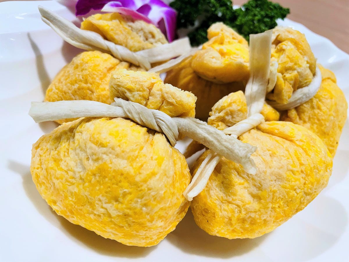 【追樂泰式火鍋 板橋重慶店】火鍋第一品牌-最狂排隊名店,湯頭『泰』正點了!最強「祕式泰式冬陰功」酸爽甘甜「椰子雞」水嫩椰肉讓人驚喜!