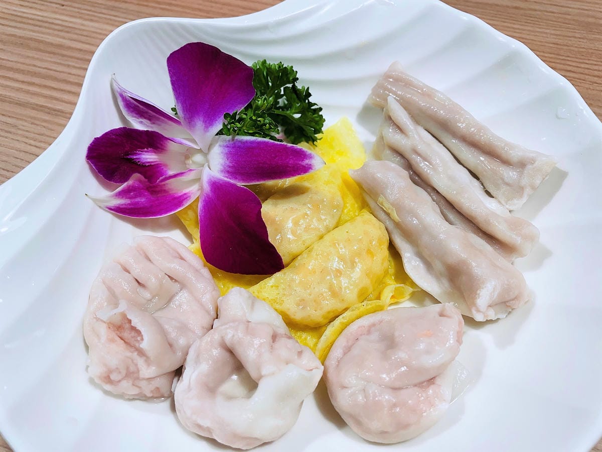 【追樂泰式火鍋 板橋重慶店】火鍋第一品牌-最狂排隊名店,湯頭『泰』正點了!最強「祕式泰式冬陰功」酸爽甘甜「椰子雞」水嫩椰肉讓人驚喜!