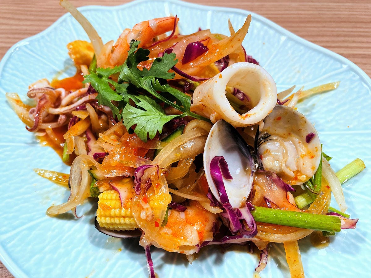 【追樂泰式火鍋 板橋重慶店】火鍋第一品牌-最狂排隊名店,湯頭『泰』正點了!最強「祕式泰式冬陰功」酸爽甘甜「椰子雞」水嫩椰肉讓人驚喜!