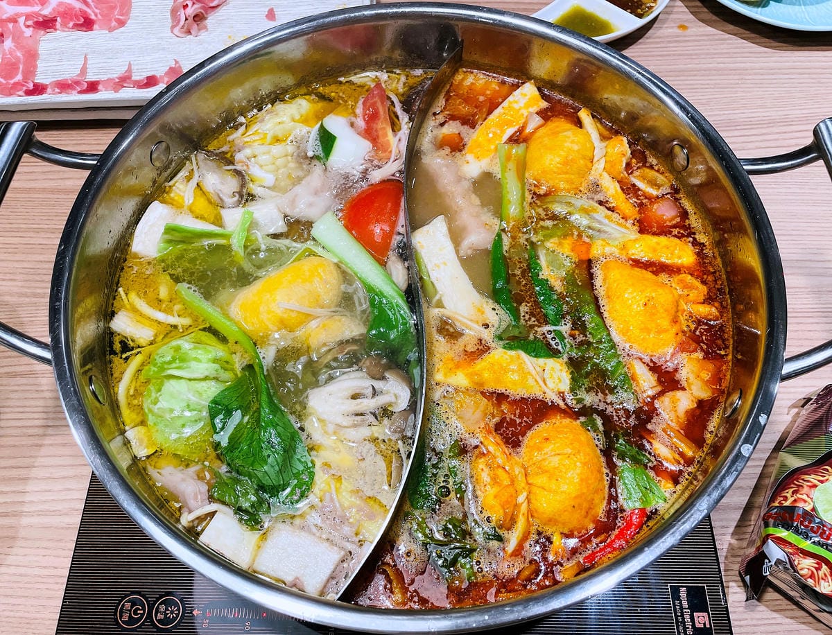 【追樂泰式火鍋 板橋重慶店】火鍋第一品牌-最狂排隊名店,湯頭『泰』正點了!最強「祕式泰式冬陰功」酸爽甘甜「椰子雞」水嫩椰肉讓人驚喜!